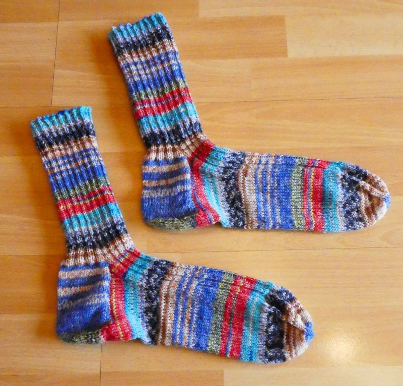  - Gestrickte Socken Größe 50/51 - bunt gestreift (türkis-blau-braun-beige-grün-gelb-rot)