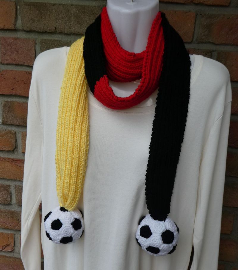  - gestrickter Schal schwarz-rot-gelb mit Fußball-Bommel (Länge 197 cm)