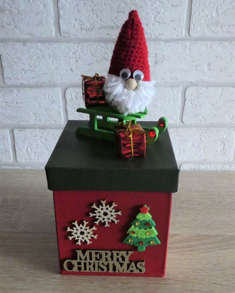  - Handgefertigte Geschenkverpackung Wichtel auf Schlitten, Schriftzug Merry Christmas