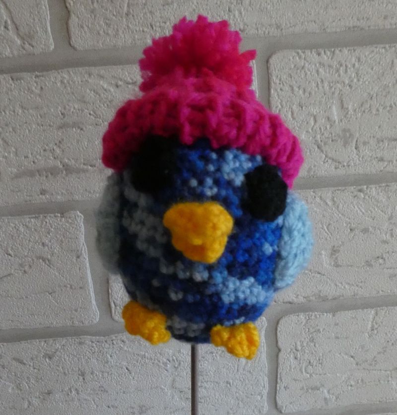  - Blumenstecker / Pflanzenstecker Vogel mit Pudelmütze (blau/pink)