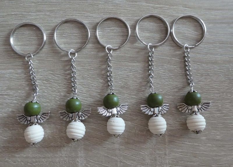  - 5 handgefertigte Schlüsselanhänger mit Metallflügeln  - wollweiß-grün