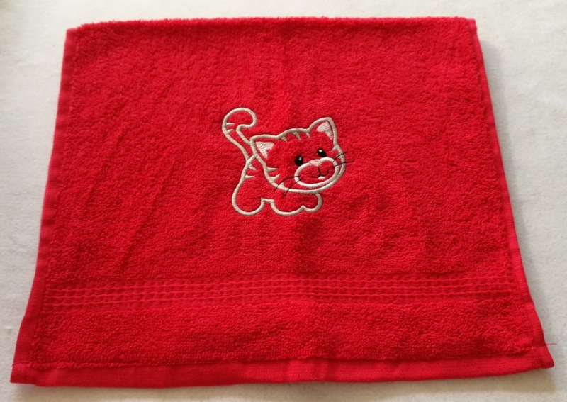  -   kuschelweiches Handtuch  bestickt mit kleinen Tieren, Blickfang für jedes Bad, reine Baumwolle,rot mit einer kleinen Katze