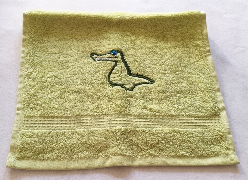  -   kuschelweiches Handtuch  bestickt mit kleinen Tieren, Blickfang für jedes Bad, reine Baumwolle,grün mit einem Krokodil