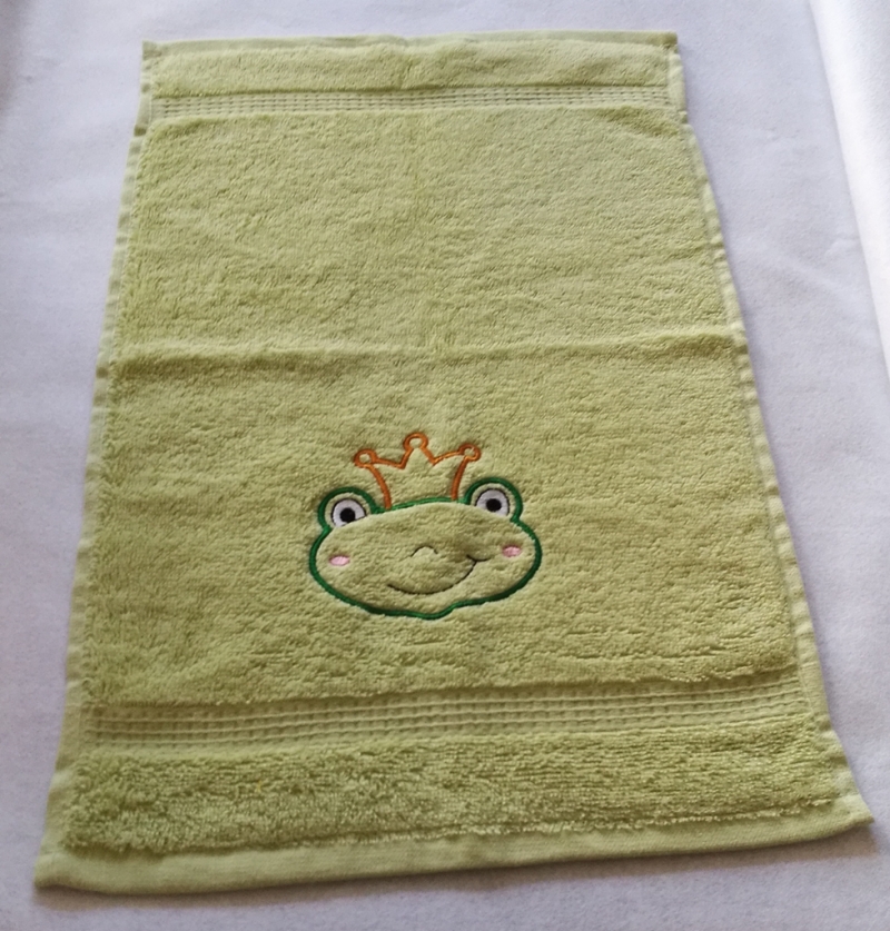  -   kuschelweiches Handtuch  bestickt mit kleinen Tieren, Blickfang für jedes Bad, reine Baumwolle,grün mit einem kleinen Frosch                                    