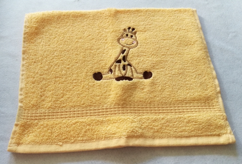  -   kuschelweiches Handtuch  bestickt mit kleinen Tieren, Blickfang für jedes Bad, reine Baumwolle,beige mit einer Giraffe