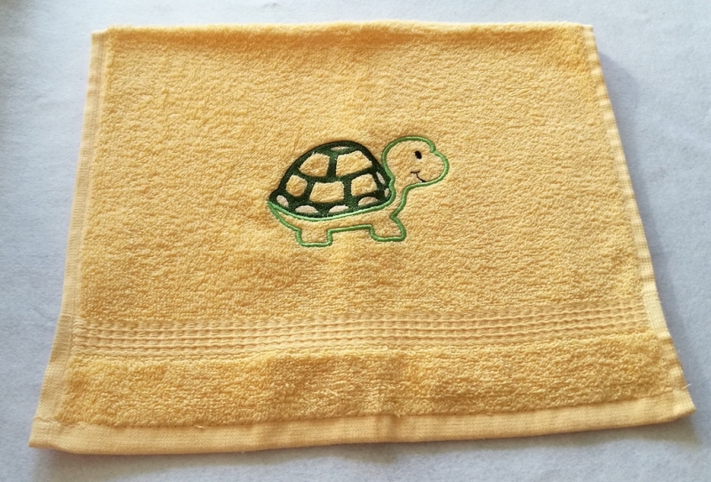  -   kuschelweiches Handtuch  bestickt mit kleinen Tieren, Blickfang für jedes Bad, reine Baumwolle,beige mit einer kleinen Schildkröte