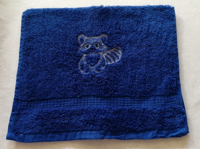  -   kuschelweiches Handtuch  bestickt mit kleinen Tieren, Blickfang für jedes Bad, reine Baumwolle,blaumit einem Waschbär