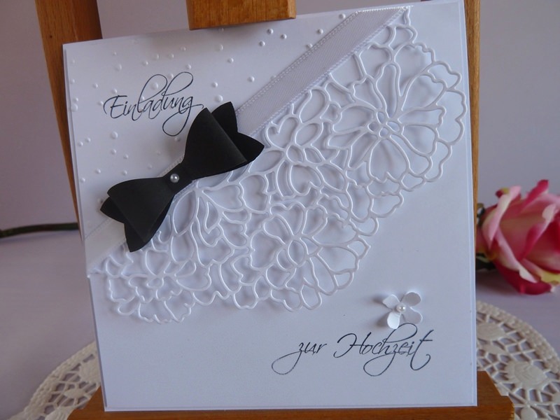  - Einladungskarte zur Hochzeit in weiß mit schwarzer Fliege