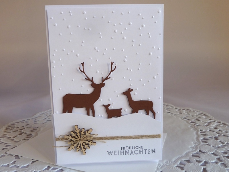  - Weihnachtskarte in weiß/braun mit einer Rehfamilie und geprägtem Hintergrund