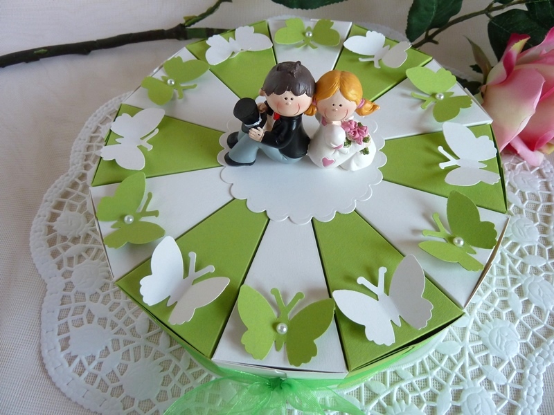  - Hochzeitstorte/Schachteltorte in grün/weiß 23cm/mit Hochzeitspaar und Schmetterlingen 