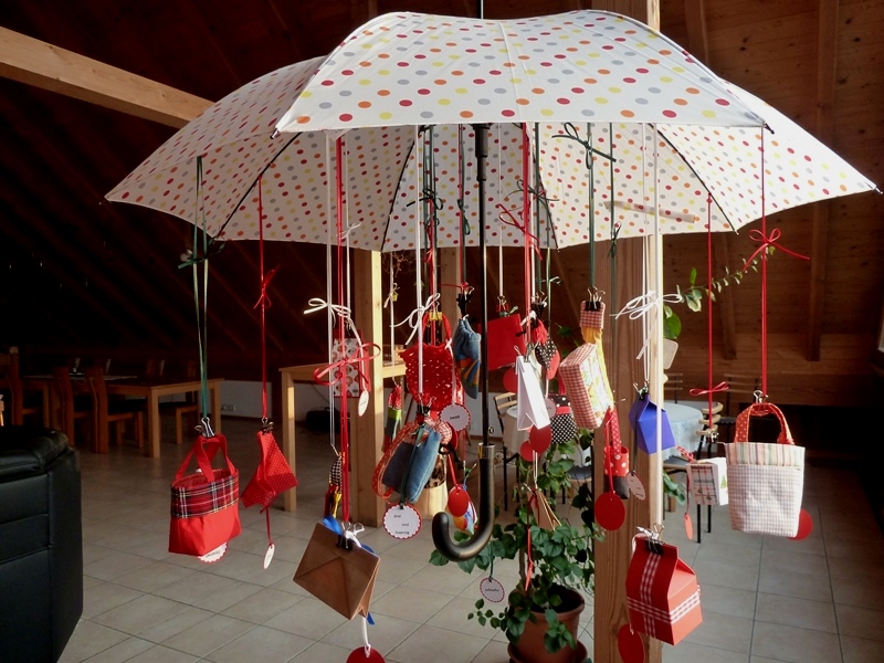  - Adventskalender Schirm mit diversenTäschchen, Rucksack und Netz 