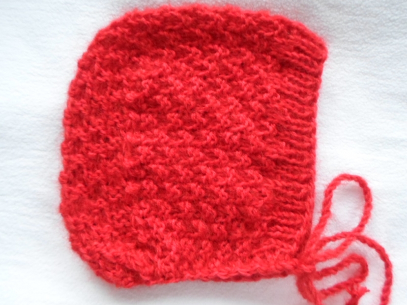  - Mütze für Kinder in Haubenform in rot aus kuschelig weichem Garn im groben Perlmuster handgestrickt