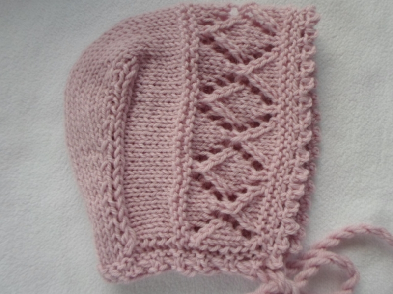  - Babymütze für Kinder von ca.3 bis 9 Monaten in rosa mit Ajourmuster aus reiner Wolle handgestrickt