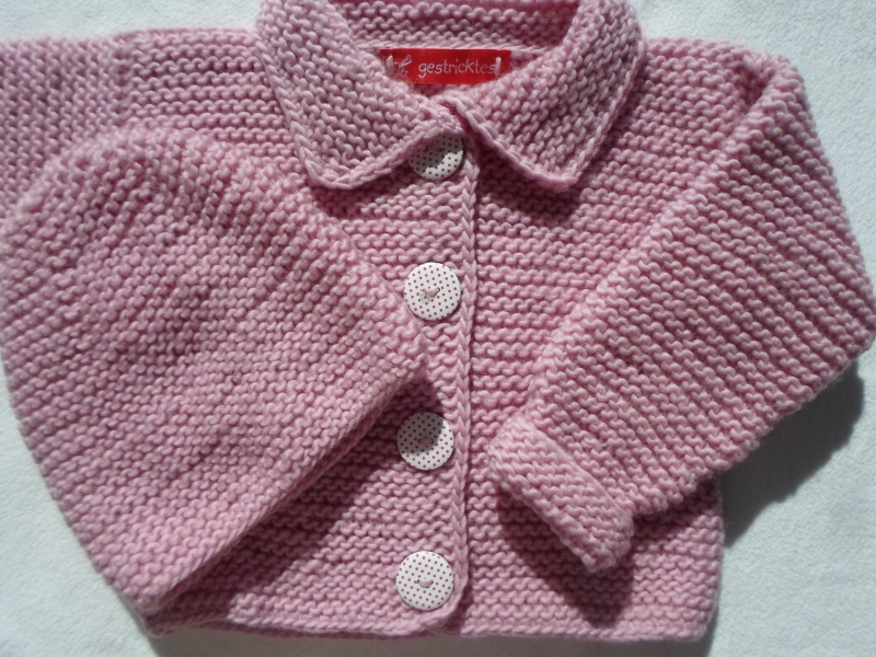  - Gr.68/74 Babystrickjacke in rosa mit passendem Mützchen aus kuschelig weicher Schurwolle kraus rechts handgestrickt