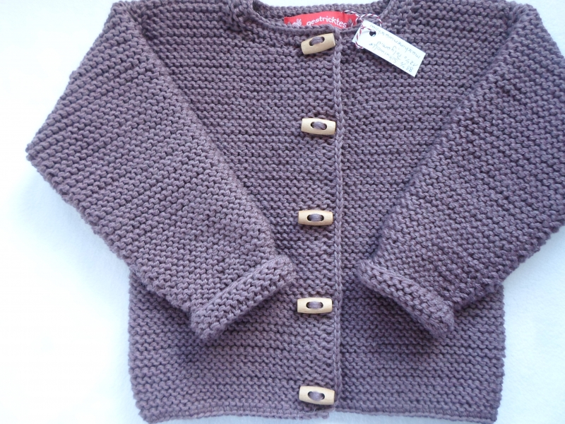  - Gr. 86/92 Strickjacke für Kinder in der Trendfarbe mauve (dunkerosenholz) aus strapazierfähiger Wolle kraus rechts handegstrickt