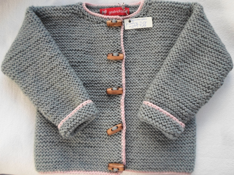  - Gr.92/98 Kinderstrickjacke in grau mit rosafarbenem Rand aus strapazierfähiger Wolle kraus rechts handgestrickt