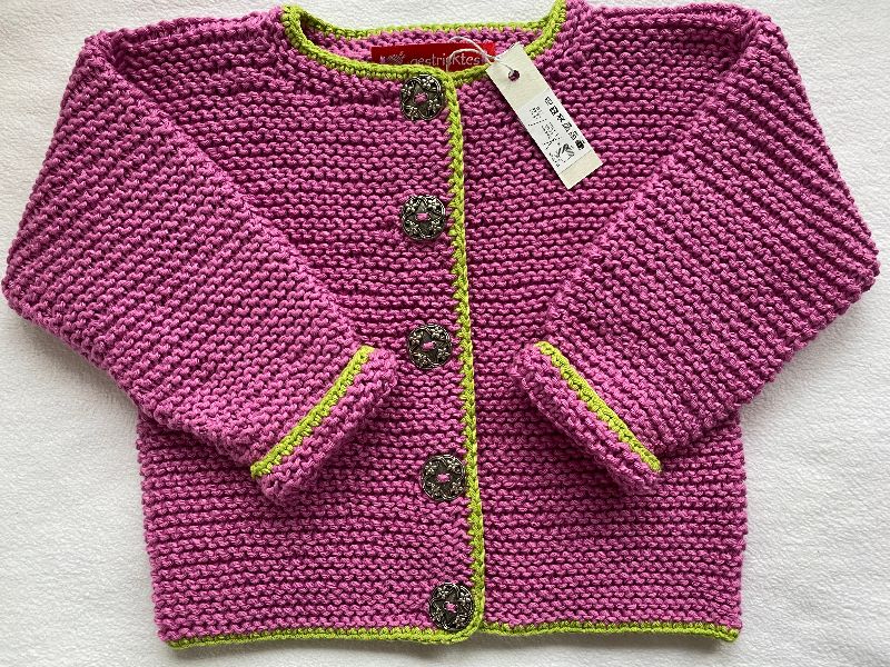  - Gr.80/86 Babyjacke im Trachtenstil in erika/pink mit grasgrünem Rand aus reiner Baumwolle kraus rechts handgestrickt