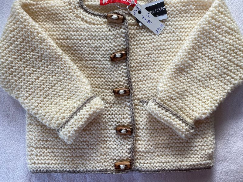  - Gr.74/80 Babyjacke in naturweiß mit beigem Rand und eingearbeiteten Taschen aus strapazierfähiger Wolle kraus rechts handgestrickt