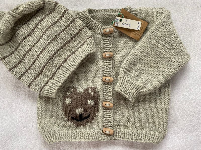  - Gr.62/68 Babyjacke mit passendem Mützchen in kidmelange und einem eingestrickten Teddykopf in taupe aus reiner Wolle glatt rechts handgestrickt