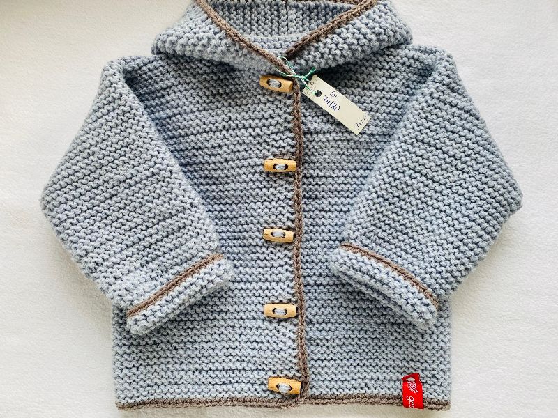  - Gr.74/80 Babystrickjacke mit Kapuze in der Farbe graublau mit taupefarbenem Rand aus strapazierfähigem Wollgemisch kraus rechts handgestrickt