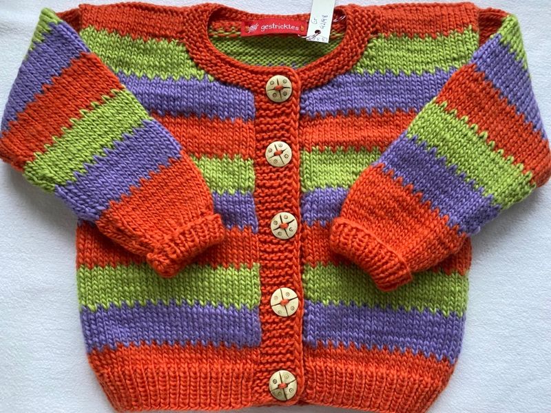  - Gr.92/98 Strickjacke für kleine Mädchen in orange, grün und lila gestreift aus kuschelig weicher , reiner Schurwolle glatt rechts handgestrickt