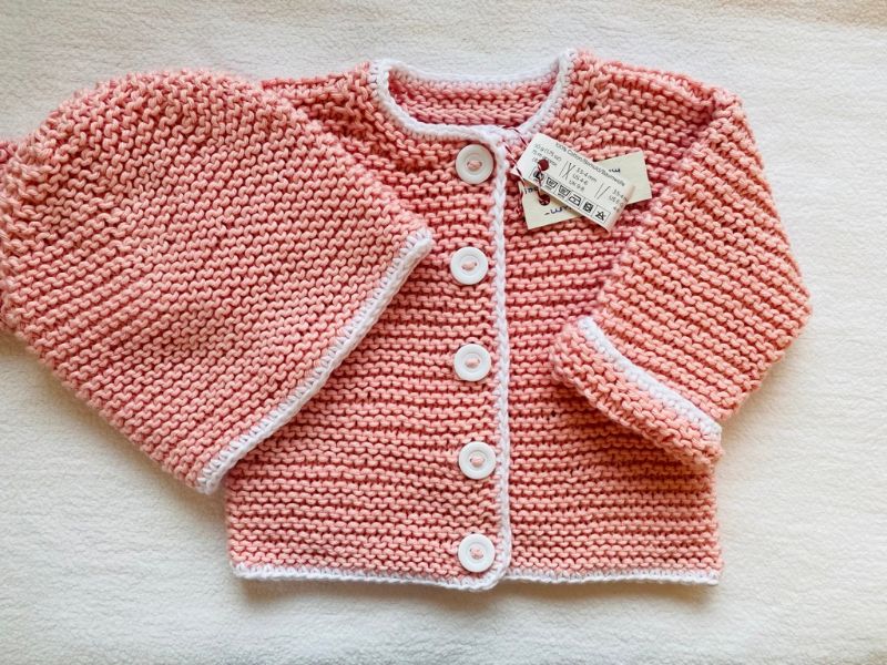  - Gr.56/62 Babyjacke mit passendem Mützchen in rosa mit weißem Rand aus reiner Baumwolle kraus rechts handgestrickt