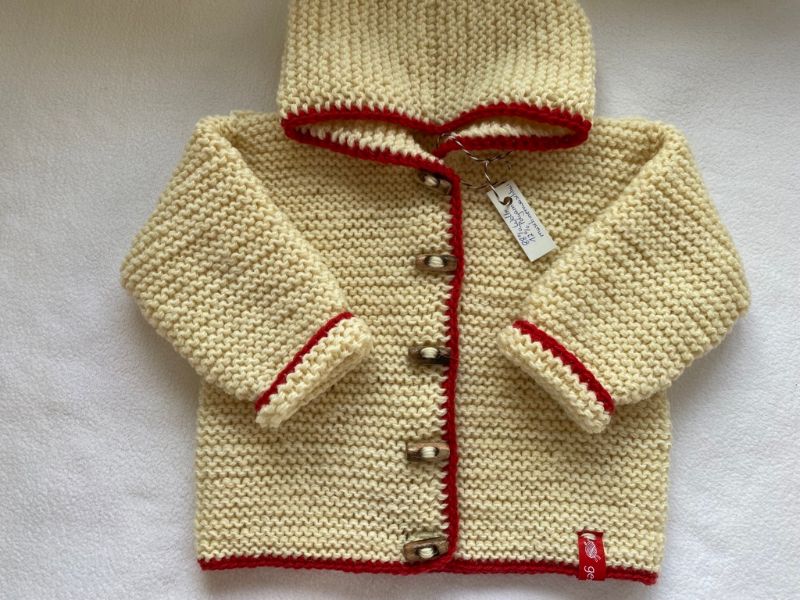  - Gr.68/74 Babyjacke Klassiker in naturweiß mit rotem Rand aus strapazierfähiger Wolle kraus rechts handgestrickt