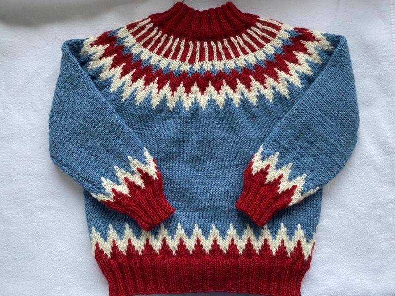  - Gr.122/128 Kinderpullover in blau und rot mit Norwegerpasse aus reiner Schurwolle mit Alpaka handgestrickt