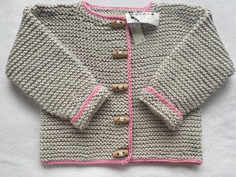  - Gr. 74/80 Babyjäckchen in grau mit rosa Rand aus reiner, weicher Baumwolle kraus rechts handgestrickt