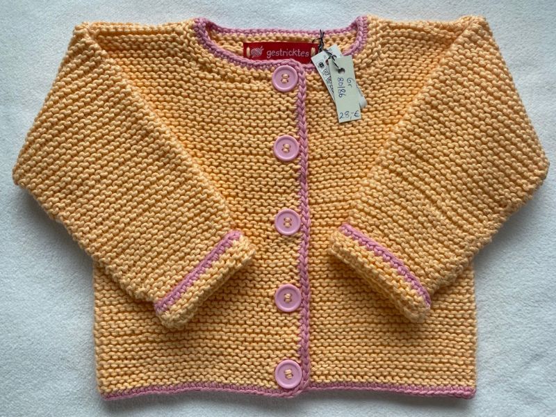  - Gr.80/86 Babyjäckchen in apricot mit rosafarbenem Rand aus reiner, weicher Baumwolle kraus rechts handgestrickt