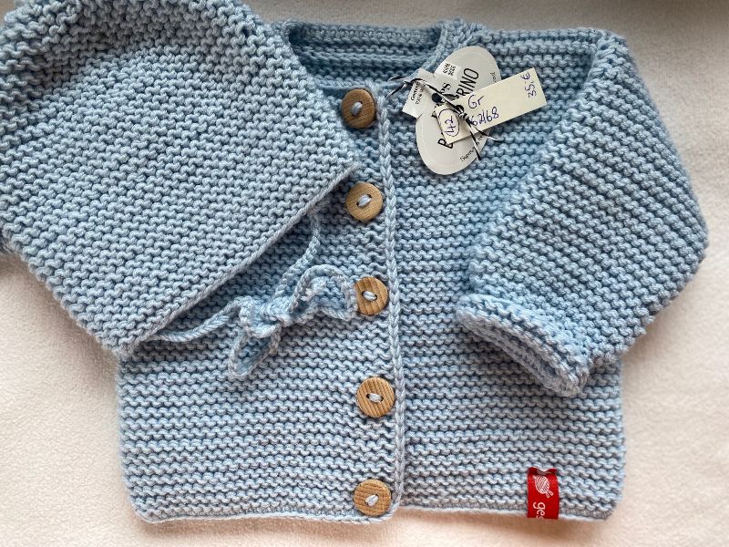  - Gr.62/68 Babyjacke mit passendem Mützchen in der Farbe hellblau aus reiner Merinowolle kraus rechts handgestrickt