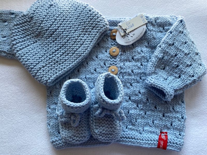  - Gr.62/68 Babyjacke mit passendem Mützchen und Schühchen in der Farbe hellblau aus reiner Merinowolle kraus rechts handgestrickt