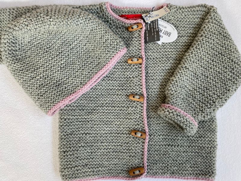  - Gr.80/86 Babyjacke mit passendem Mützchen in hellgraumelange und rosa Rand aus einem Wollgemisch kraus rechts handgestrickt