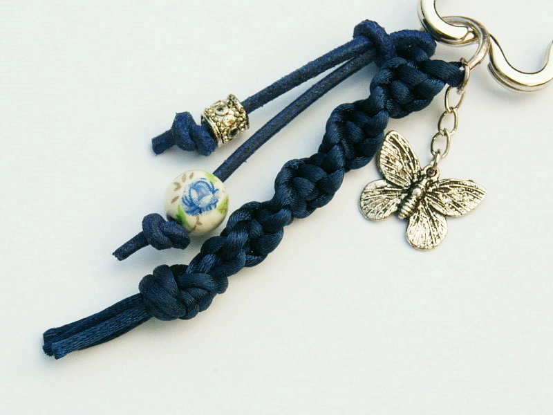  - Schlüsselanhänger Schmetterling Blume Makramee blau