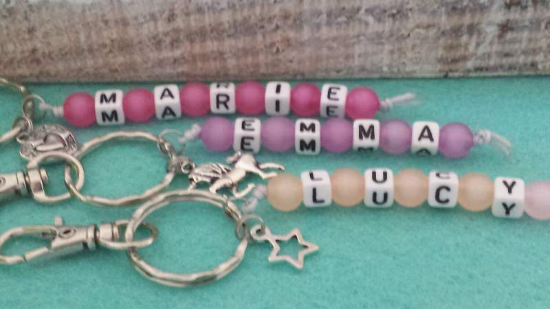  - Kinder Schlüsselanhänger mit Namen bunte Perlen handgefertigt für Kinder Geschenk Kindergeburtstag 1 Stück