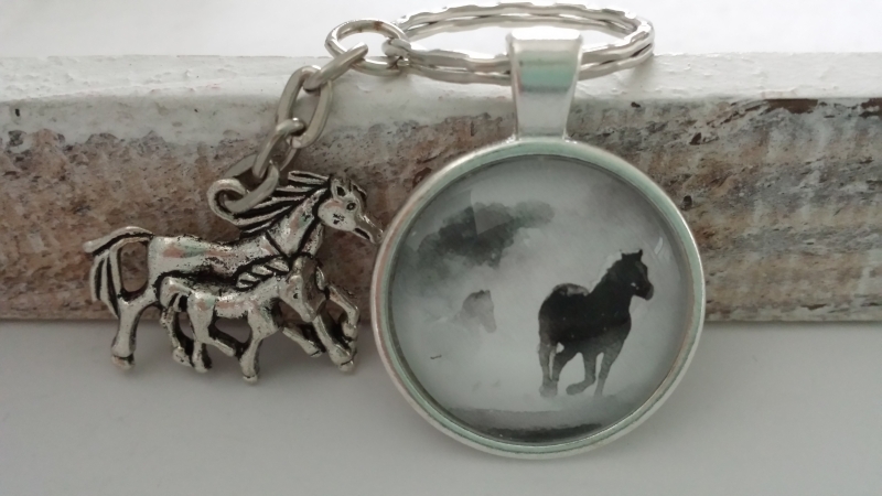  - Pferde Schlüsselanhänger Glascabochon handgefertigt Pferd mit Fohlen Anhänger Wildpferde Pferdeliebe Reitsport Accessoire Geschenk Frauen Kinder 