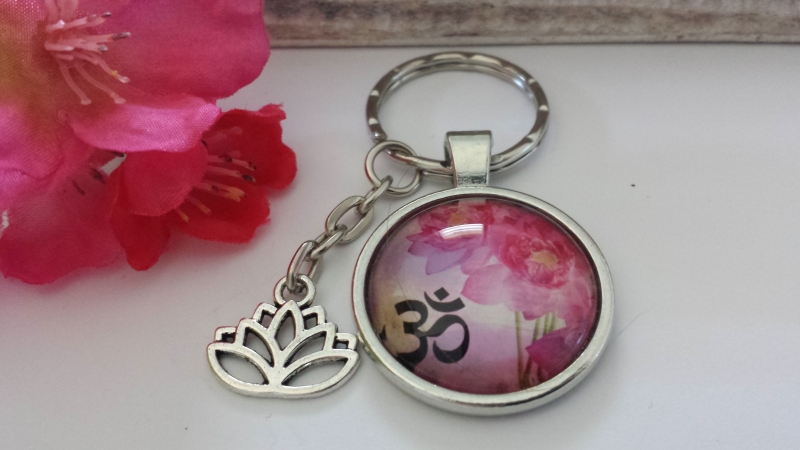  - Lotus Schlüsselanhänger Glascabochon handgefertigt mit Lotusblume Geschenk für Frauen Yogalehrerin Om Namaste