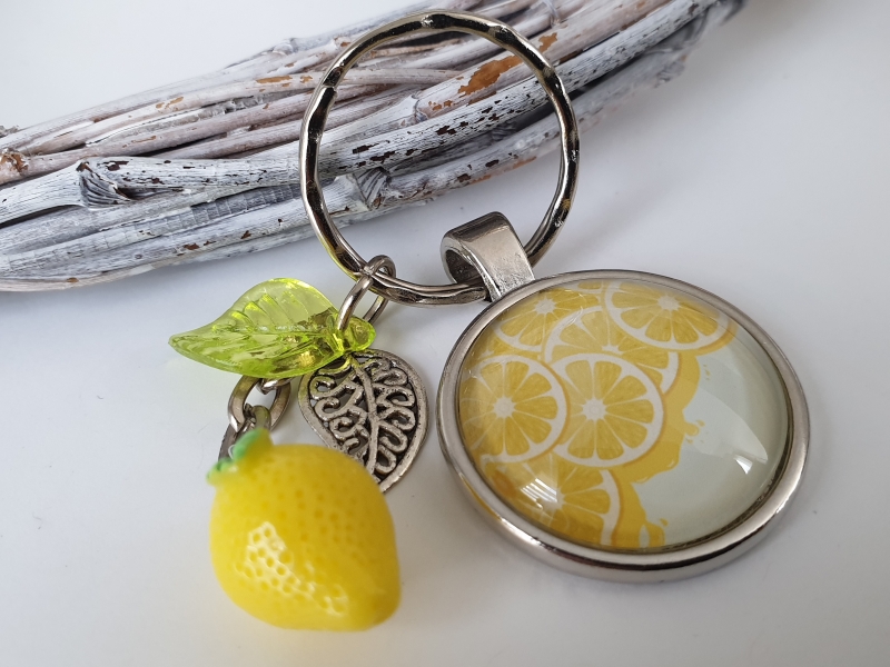  - Zitronen Schlüsselanhänger handgefertigt Glascabochon mit Anhängern Zitrone Blättern tolles Geschenk Freundschaft Frauen Freundin   