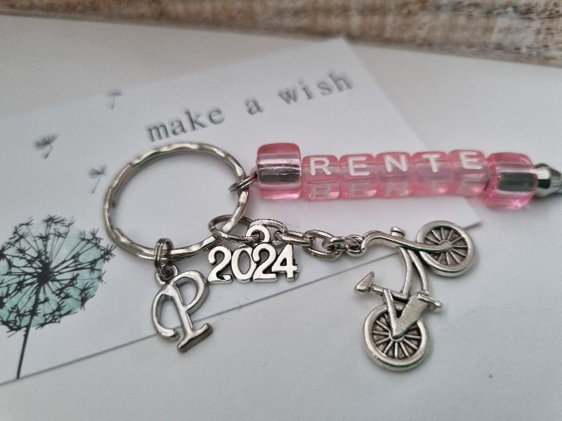  - Geschenk Rente 2024 Schlüsselanhänger mit Fahrrad Buchstabenperlen Abschiedsgeschenk Frauen Oma Mama Job von Kollegin Geschenkset