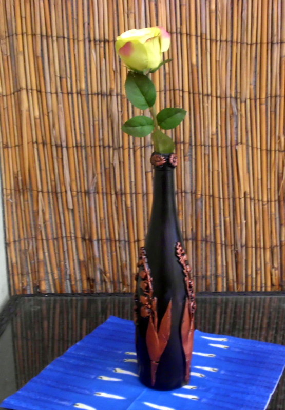  - Selbstgestaltete Vase mit Blumen - Upcycling einer Flasche