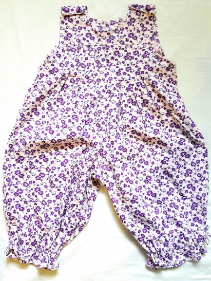  - Jumpsuit in Größe 104 bis 116 für Kinder in weiß mit lila geblümt aus Baumwolle 