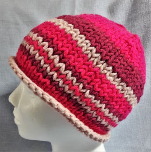  - Wollmütze handgestrickt in beige, lila und rosa geringelt Größe M für Frauen und Mädchen