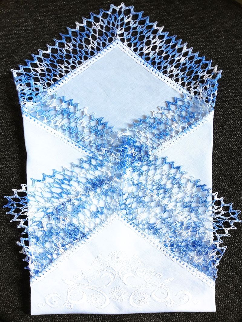  - Einstecktuch, Ziertaschentuch handumhäkelt mit blau und hellblau melierter Spitze (reserviert für O.W.)
