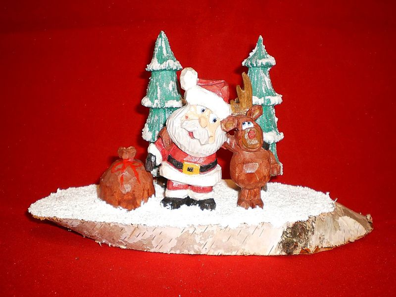  - Weihnachtsmann mit Rentier, handgeschnitzt aus Lindenholz auf Birken Astscheibe