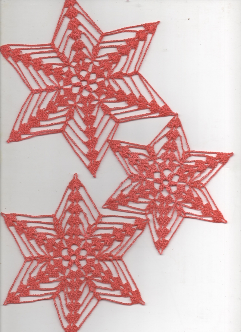  - Schneesterne mal anders--hier aus corallefarbenem Polyestergarn als Fenster-oder Baumschmuck-Advent-Weihnachten-Häkelsterne-Häkelarbeit-gehäkelt-Deckchen-Aufhänger-Anhänger