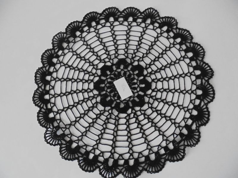  - Einzigartig-wunderschönes Häkeldeckchen rund aus schwarzen Baumwollgarn ca 39 cm