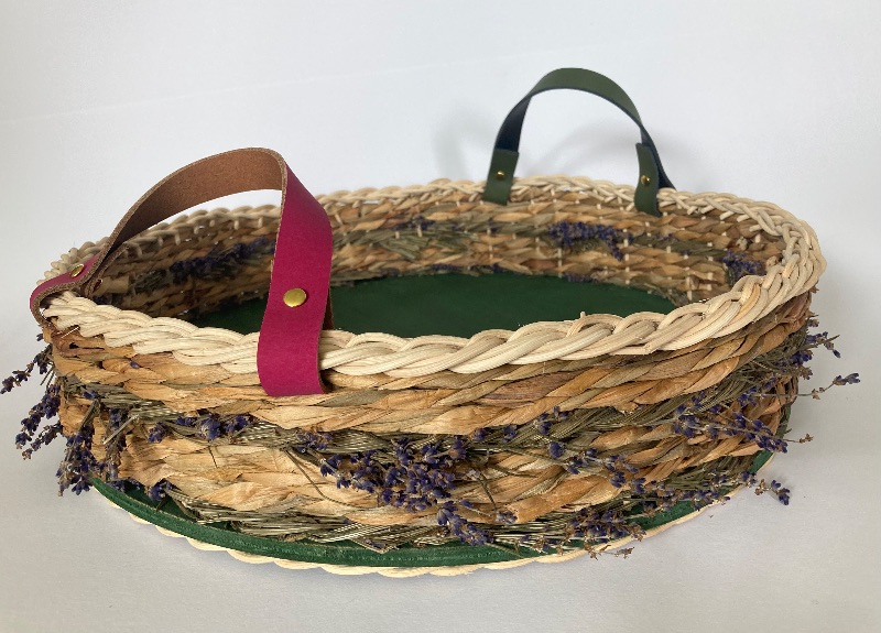  - Handgeflochtenes Korbtablett aus Wasserhyazynte / Peddigrohr mit eingeflochtenen Lavendel, Durchmesser 40 cm 