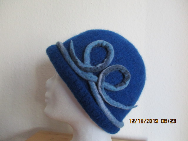  - Hut oder elegante Mütze in Blautönen
