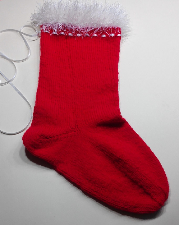  -  Weihnachtsstrumpf - handgestrickt - rot - weißer Puschelrand - Band zum zubinden und aufhängen