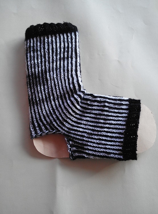  - Handgestrickte  Yoga-Socken  36-37  schwarz-weiß 